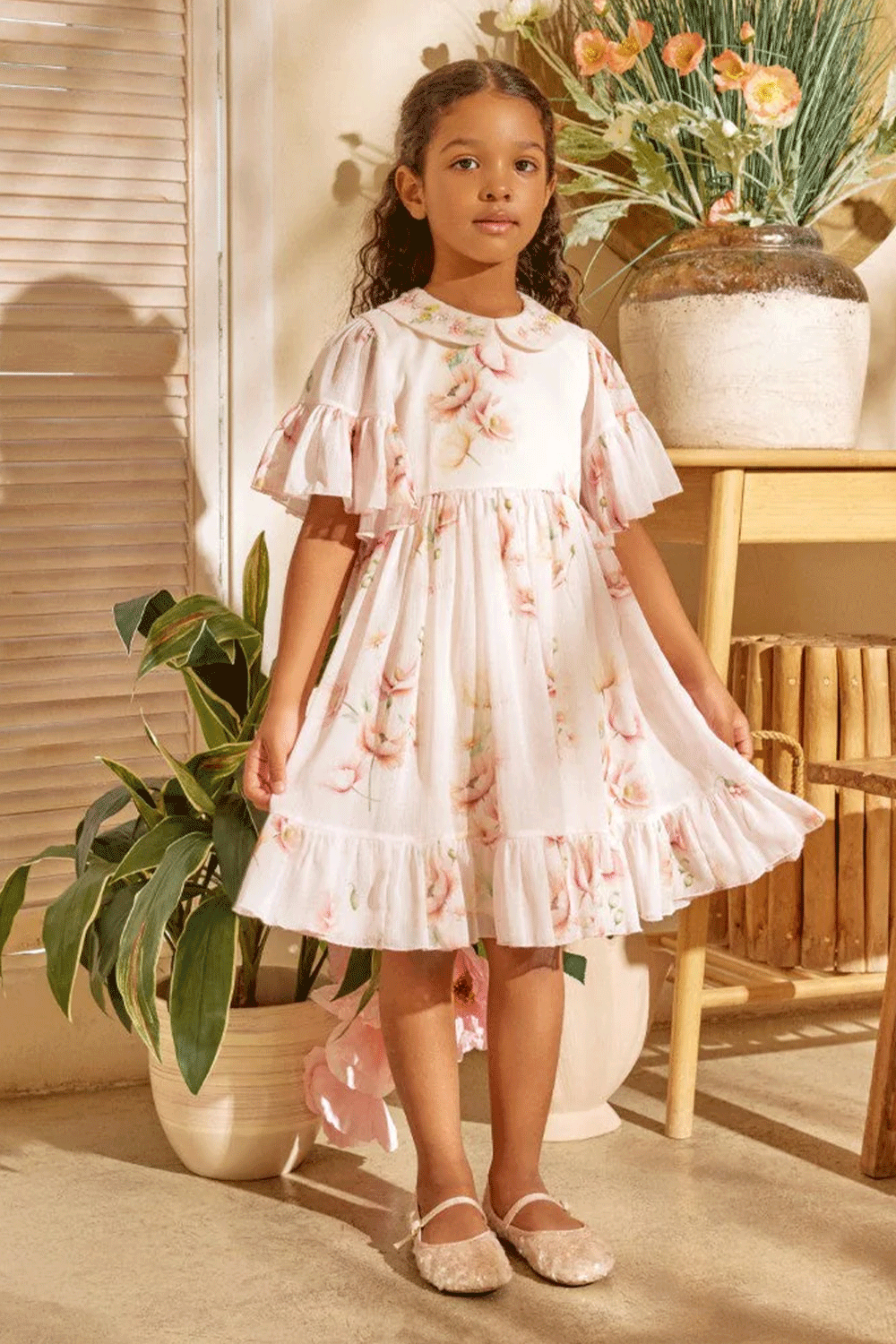 فستان شيفون لامع مزين بالزهور، بأكمام واسعة وحافة مكشكشة وياقة بيتر بان مطرزة يدويًا