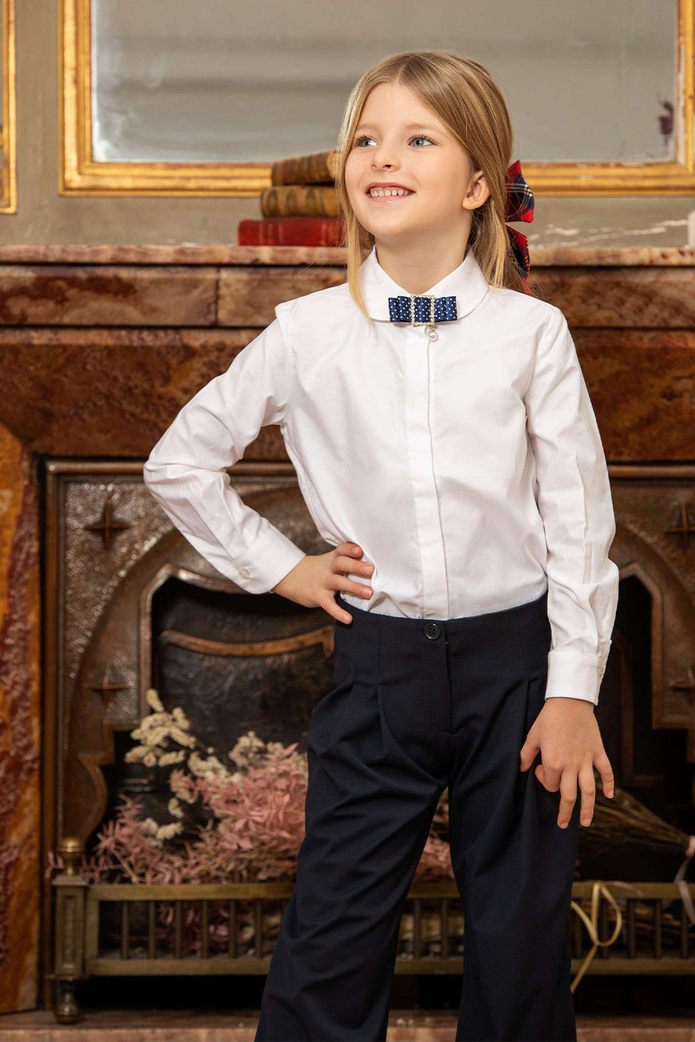 قميص قطني أبيض بياقة دائرية