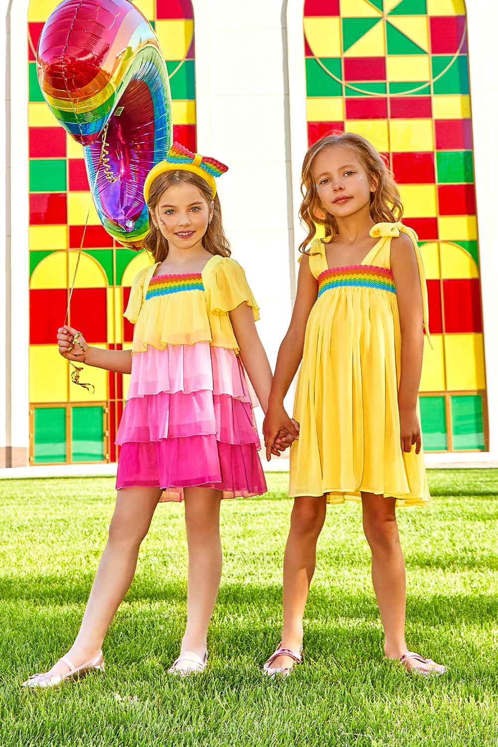 Жълта, розова и цикламена шифонена рокля на етажи с волани и съответстващ многоцветен преден детайл